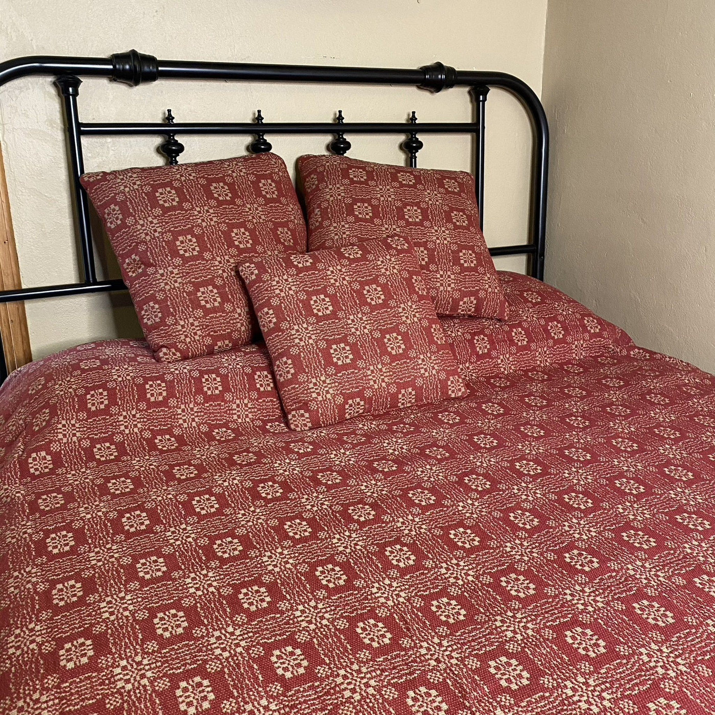 Gettysburg Cranberry and Tan Bedding