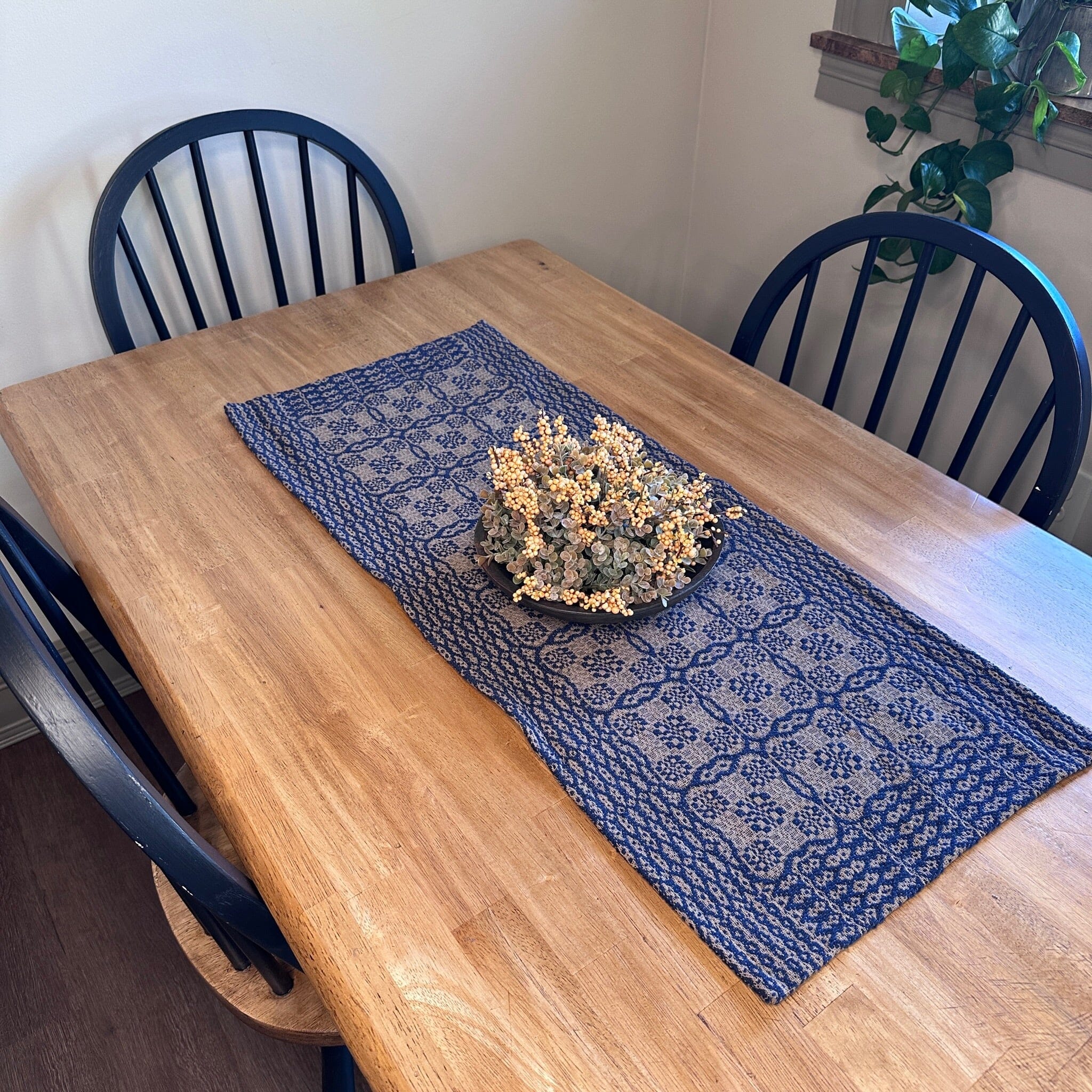 Pine Creek Saratoga Navy and Tan Woven Table Runner 32"