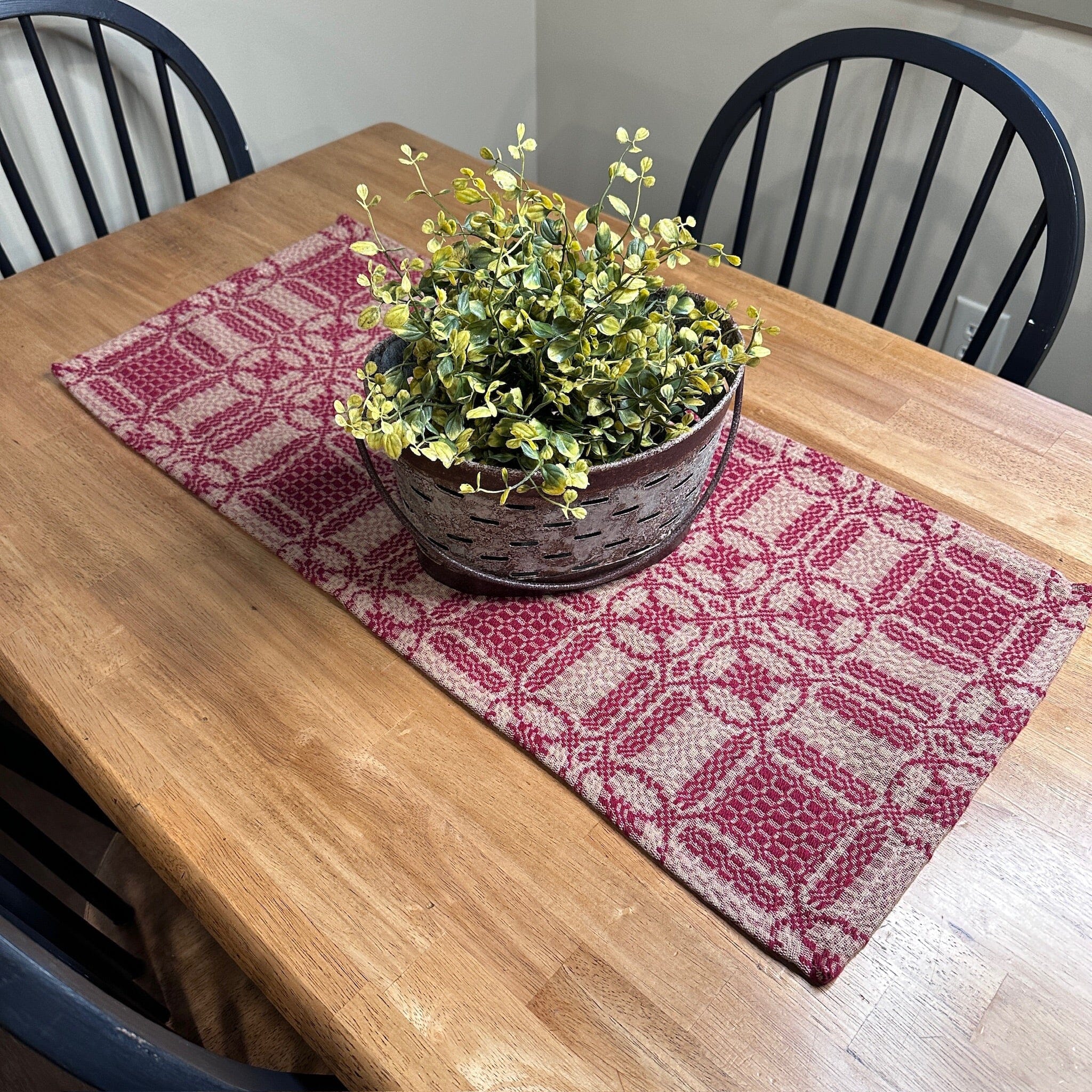 Pine Creek Cambridge Cranberry and Tan Woven Table Runner 32