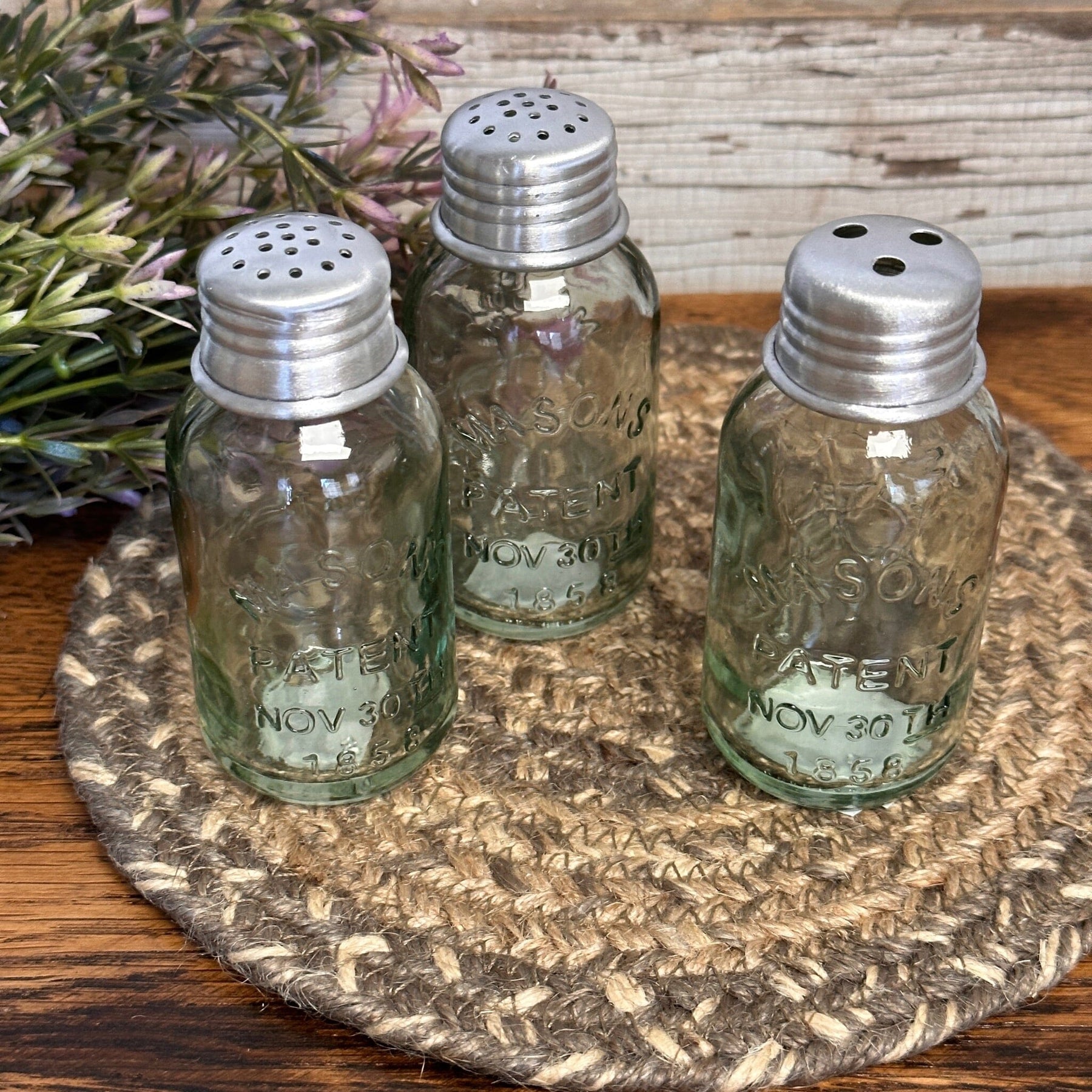 https://www.primitivestarquiltshop.com/cdn/shop/files/Mason_Jar_Salt_and_Pepper_Shakers_2_74a00e74-9128-4322-b9d6-13d8b91a14fa_1800x1800.jpg?v=1684291846